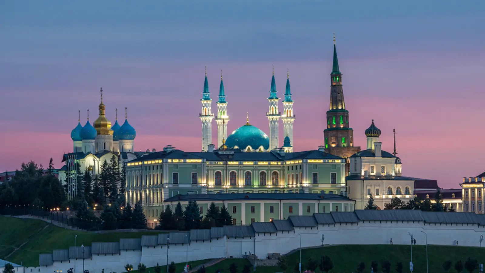 Казанский кремль в вечерней подсветке